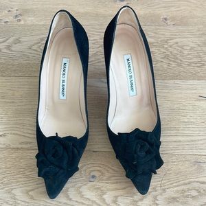 Manolo Blahnik Lisa Suede Flower 90mm Pumps Black.